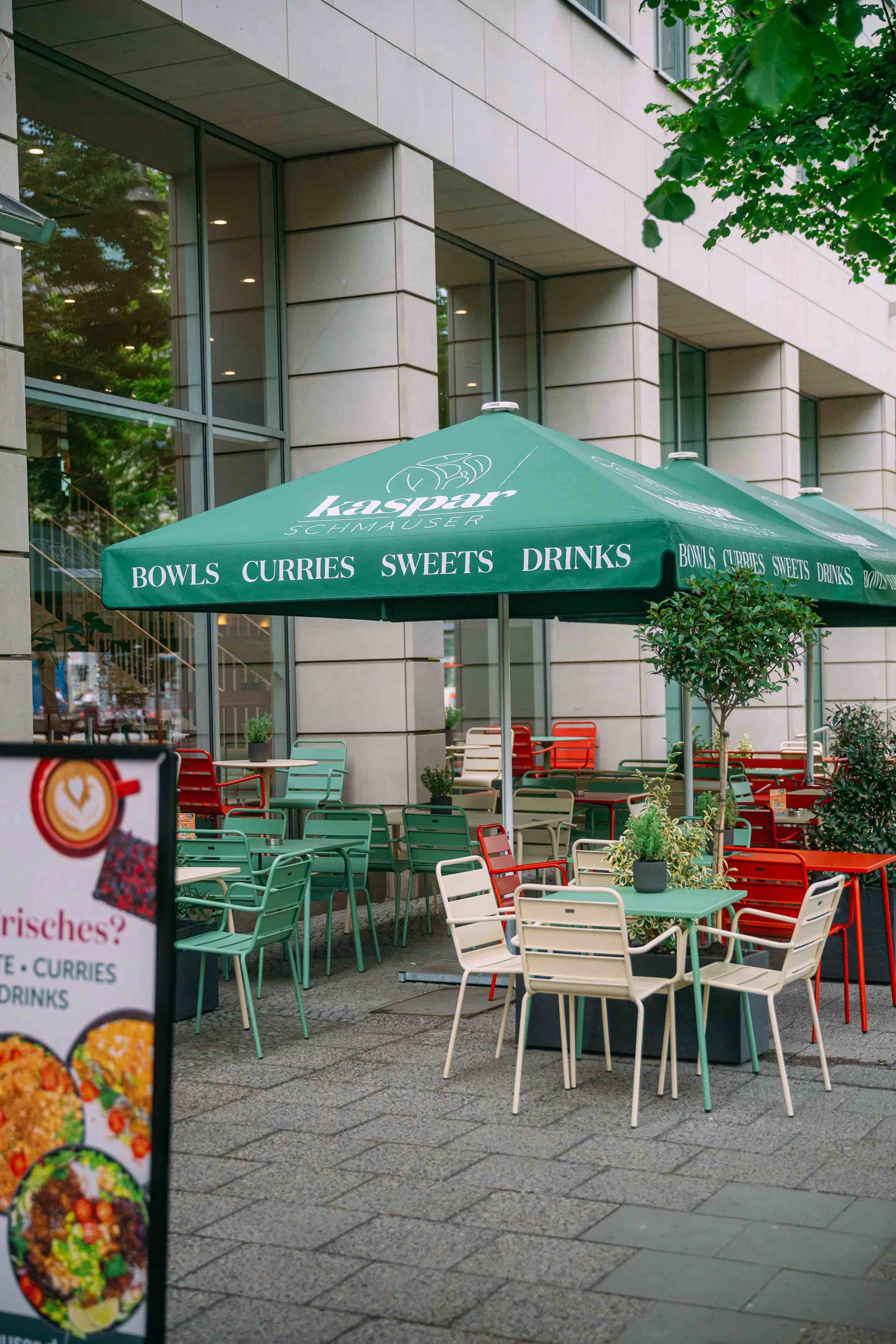 berlin unter den linden brandenburger tor außenbereich sitzecke draußen gemütlich sitzen schirm kaspar schmauser 2